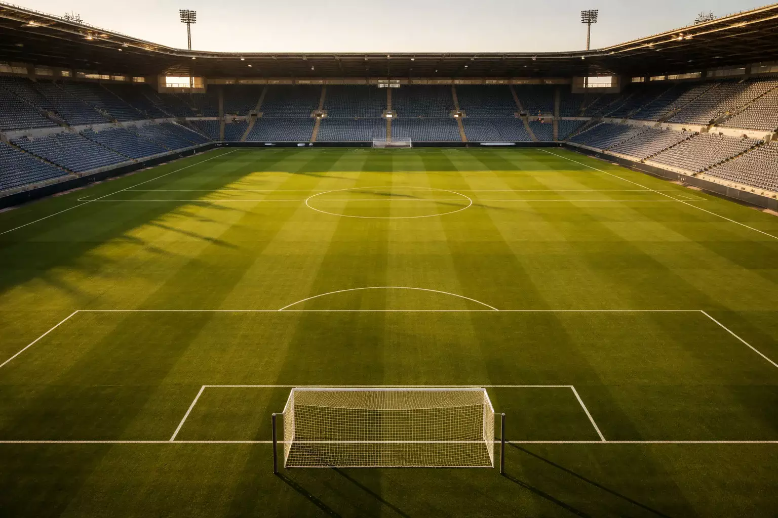 Dos porterías enfrentadas en campo de fútbol profesional