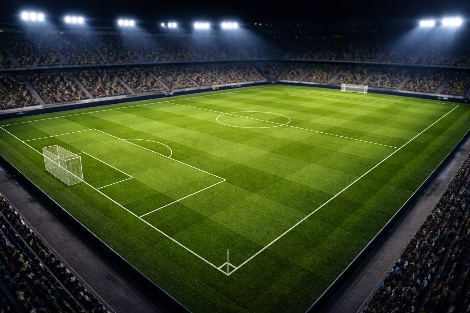 Campo de fútbol europeo visto desde la grada alta con las líneas de demarcación bien marcadas bajo los focos nocturnos